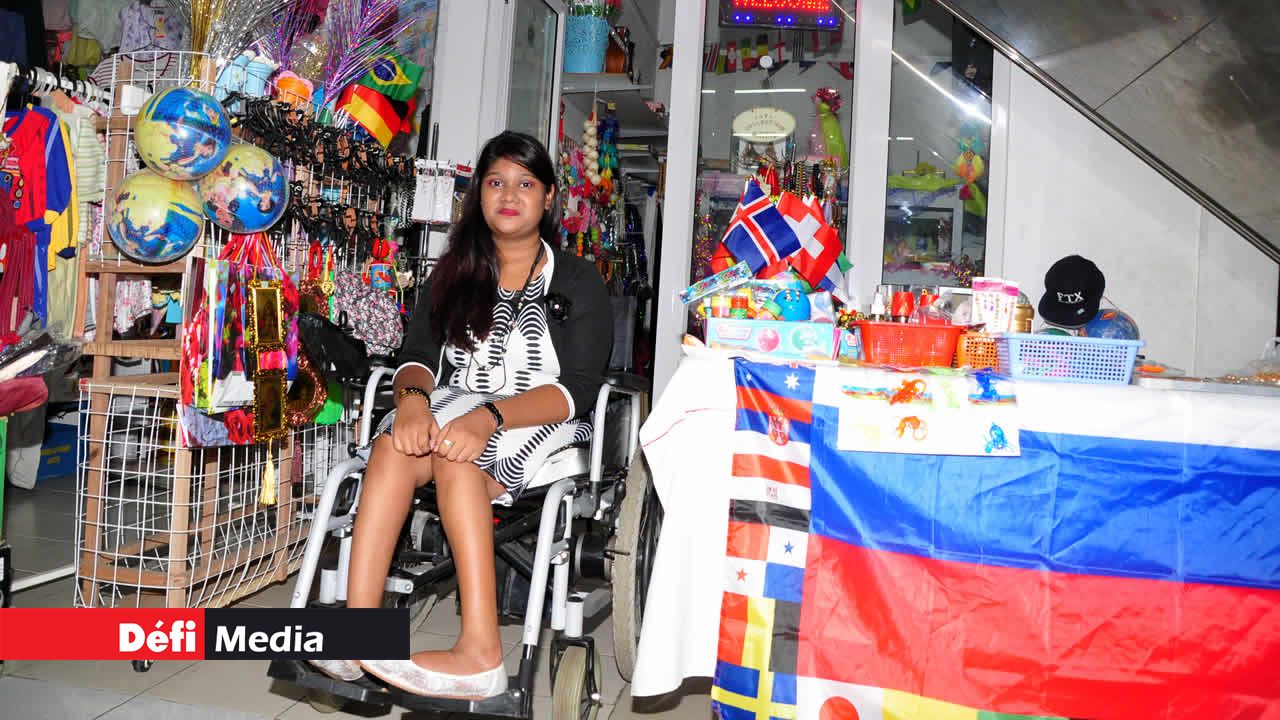 Jaya sur son lieu de travail. Elle confectionne elle-même les objets qu’elle vend. Jaya Chekori