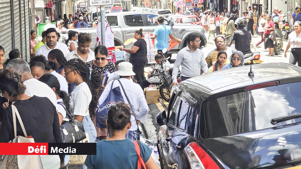 En ce mois de décembre, la rue Jummah Mosque s’anime avec une foule de piétons et de voitures, symbole de l’effervescence des fêtes.