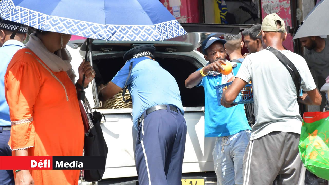 Des policiers veillant au respect de la loi.