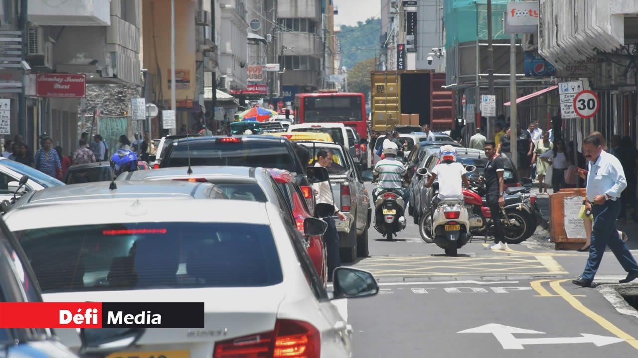 Embouteillage à la rue Remy Ollier, comme dans la plupart des rues à Port-Louis.