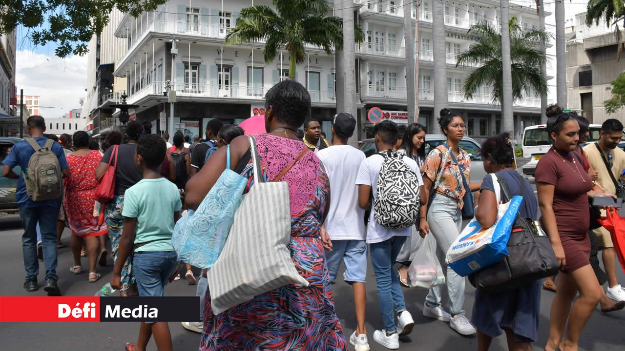 Grosse foule à Port-Louis vendredi.