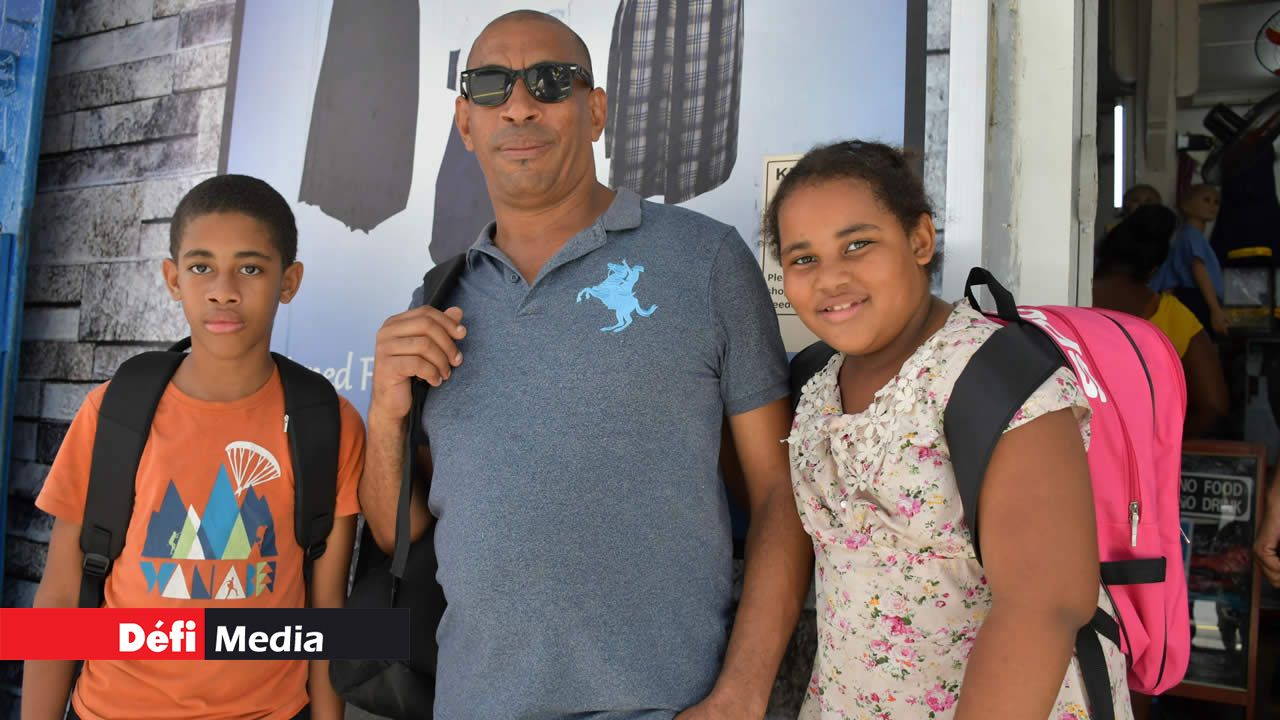 Alex Agathe est venu acheter des uniformes pour ses deux enfants Lucas et Alexia. Pour eux, c’est l’éducation avant tout.