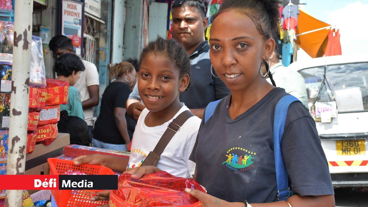 Joanne Baptiste de Sainte-Croix fait le plein de pétards et de feux d’artifice pour célébrer Noël et accueillir le Nouvel An.