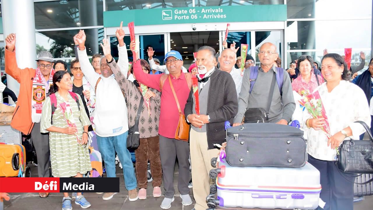 Sourires et souvenirs en bagage, les 46 seniors ont été chaleureusement accueillis dimanche à l’aéroport. Sourires et souvenirs en bagage, les 46 seniors ont été chaleureusement accueillis dimanche à l’aéroport.
