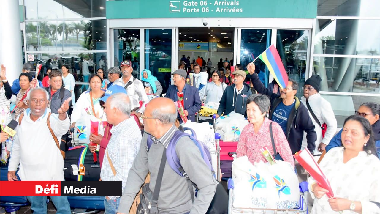 Après un mois d’aventure, les seniors sont rentrés au pays sur un vol en provenance du Royaume-Uni. Après un mois d’aventure, les seniors sont rentrés au pays sur un vol en provenance du Royaume-Uni.