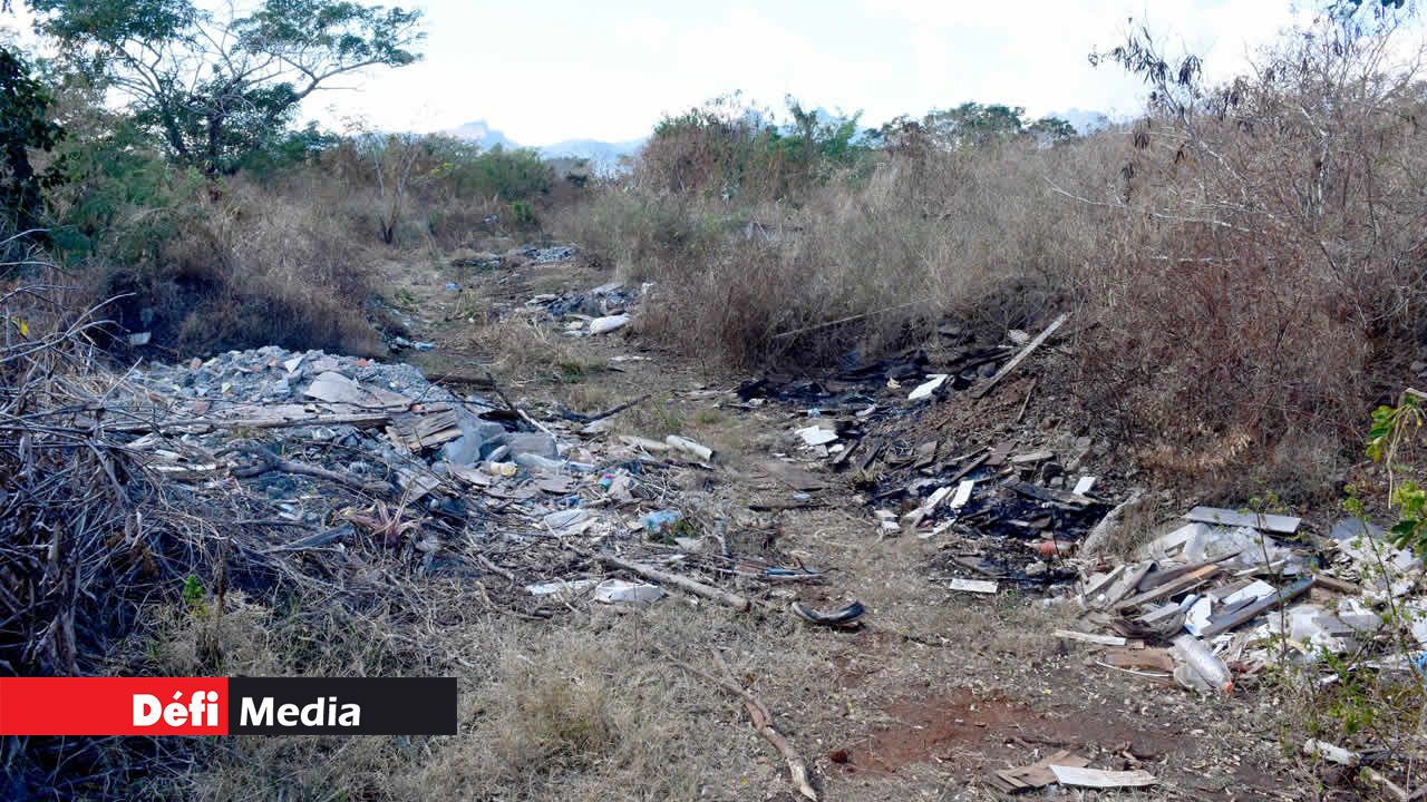 Les déchets s’étendent sur plusieurs mètres, créant un désordre important à Pointe-aux-Sables.