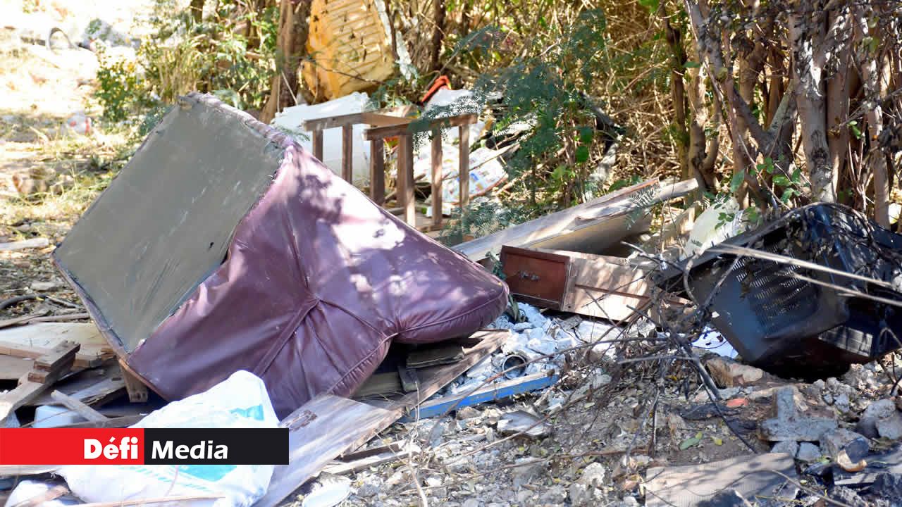 De vieux meubles sont également abandonnés dans la nature dans la région de Chebel.
