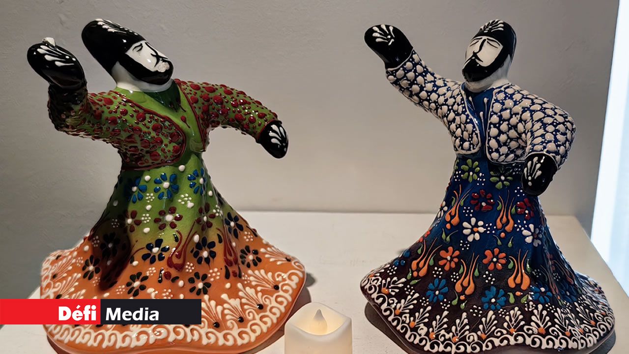 Les fameux danseurs turcs dans leurs costumes traditionels.