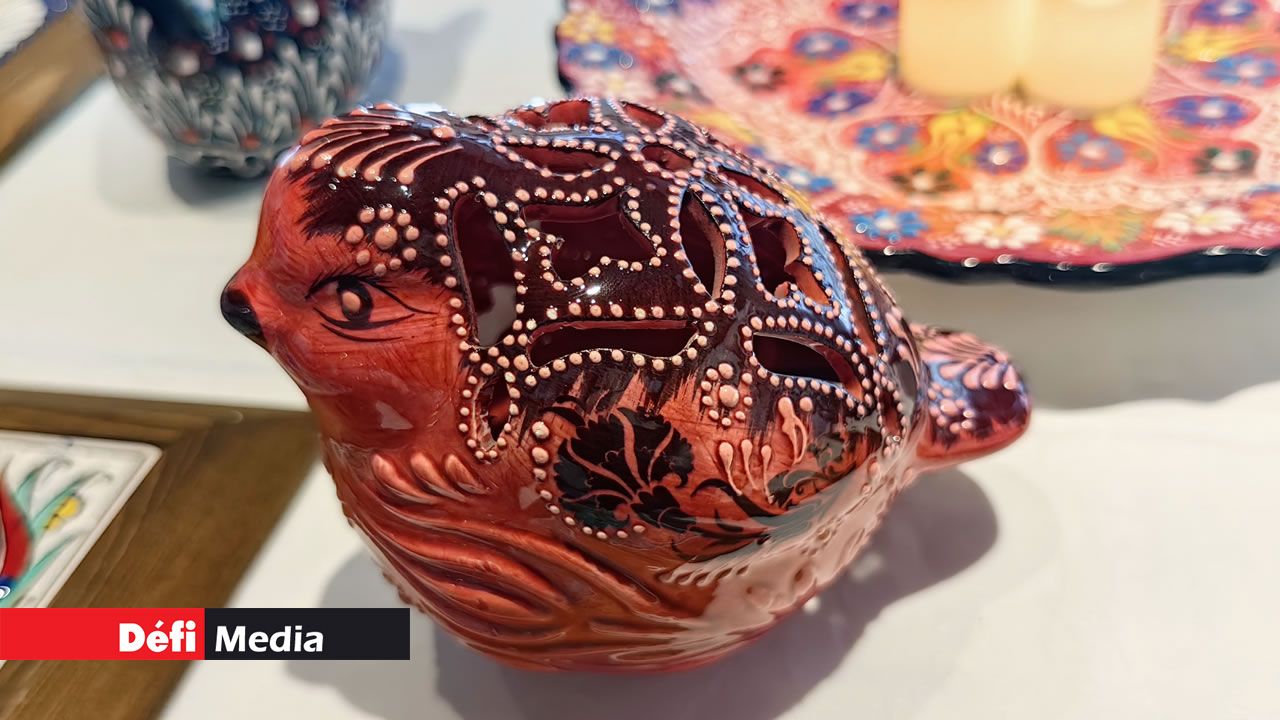 En forme de fleur rose, originaire de Turquie.