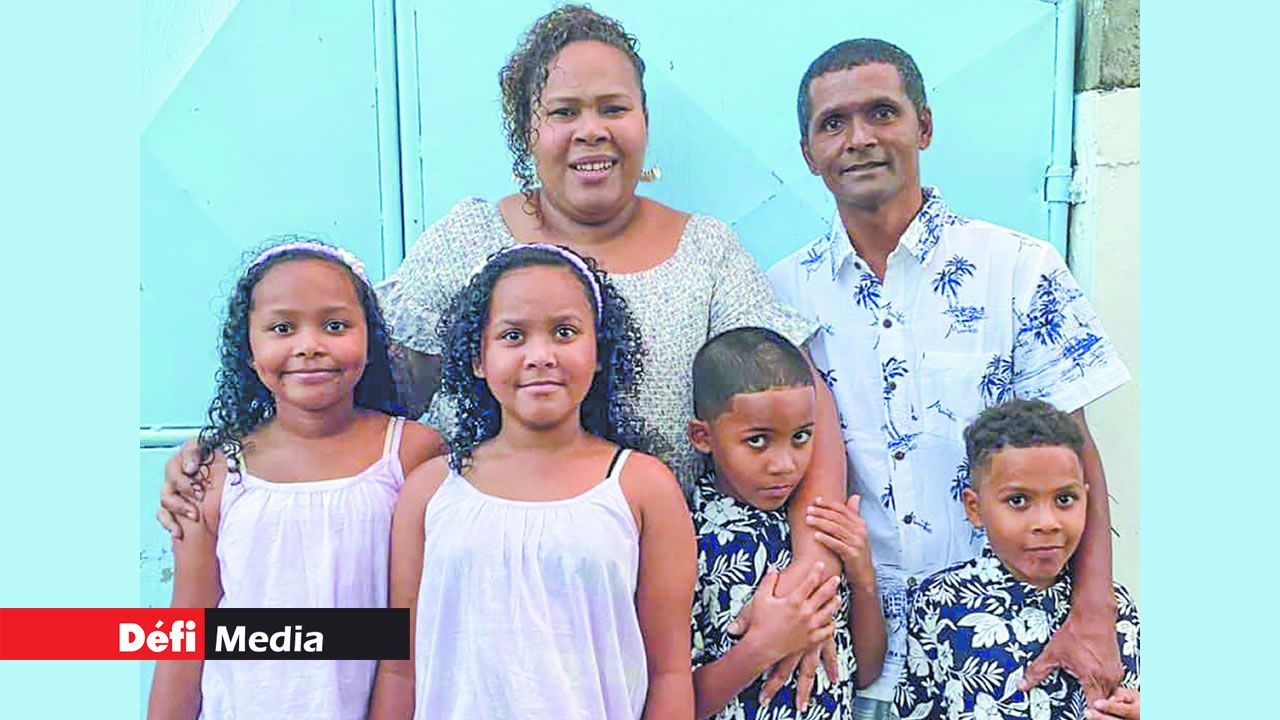 Carina et Jean François, entourés de leurs deux paires de jumeaux, vivent une aventure familiale trépidante.