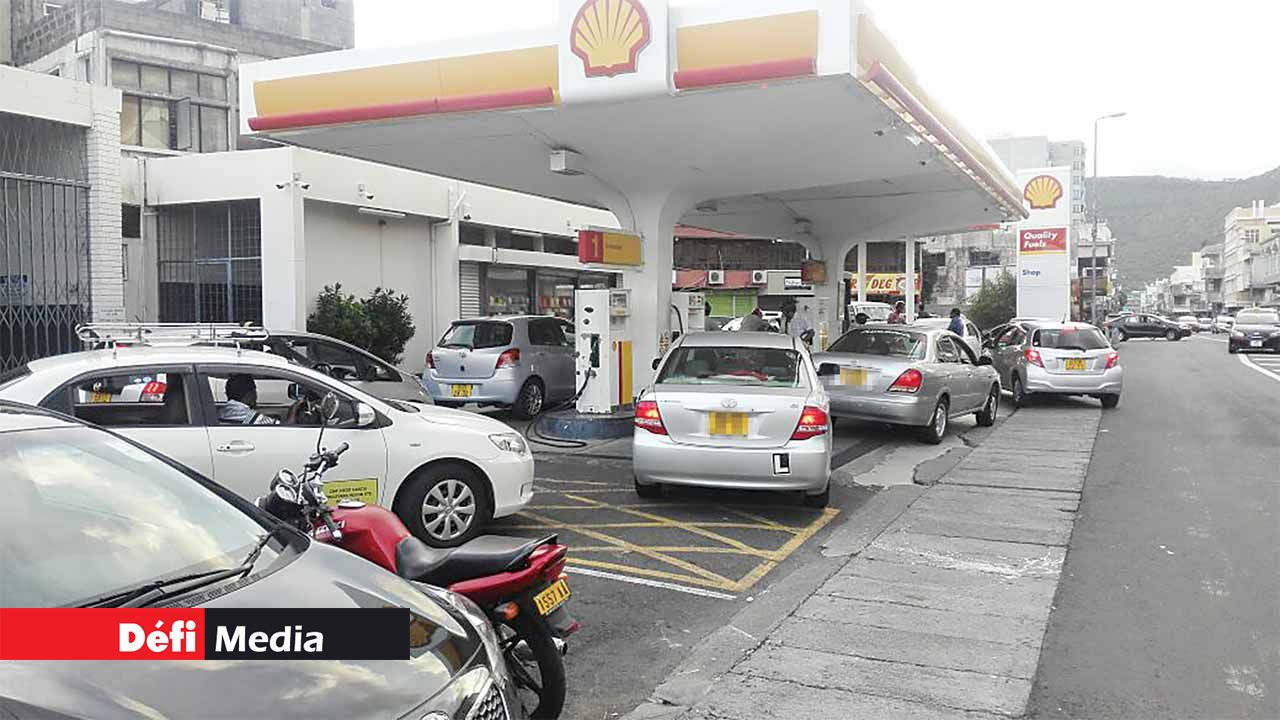 Scene at filling stations as car owners rushed to fill up for a last time at the cheaper prices.