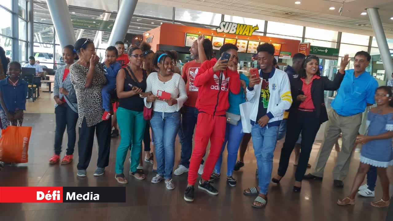 Les proches et amis étaient présents pour accueillir le champion. Les proches et amis étaient présents pour accueillir le champion.