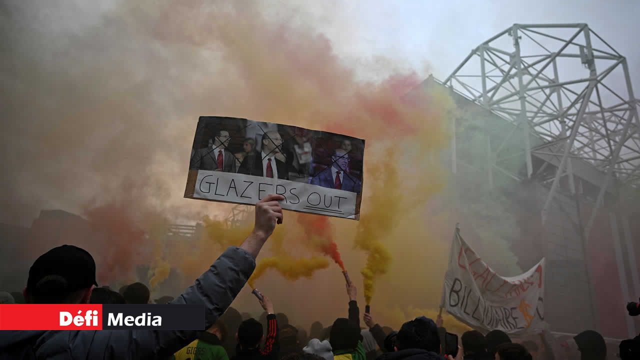 ? Des manifestants protestent contre les propriétaires de Manchester United avant le match entre les Red Devils et Liverpool Protestation