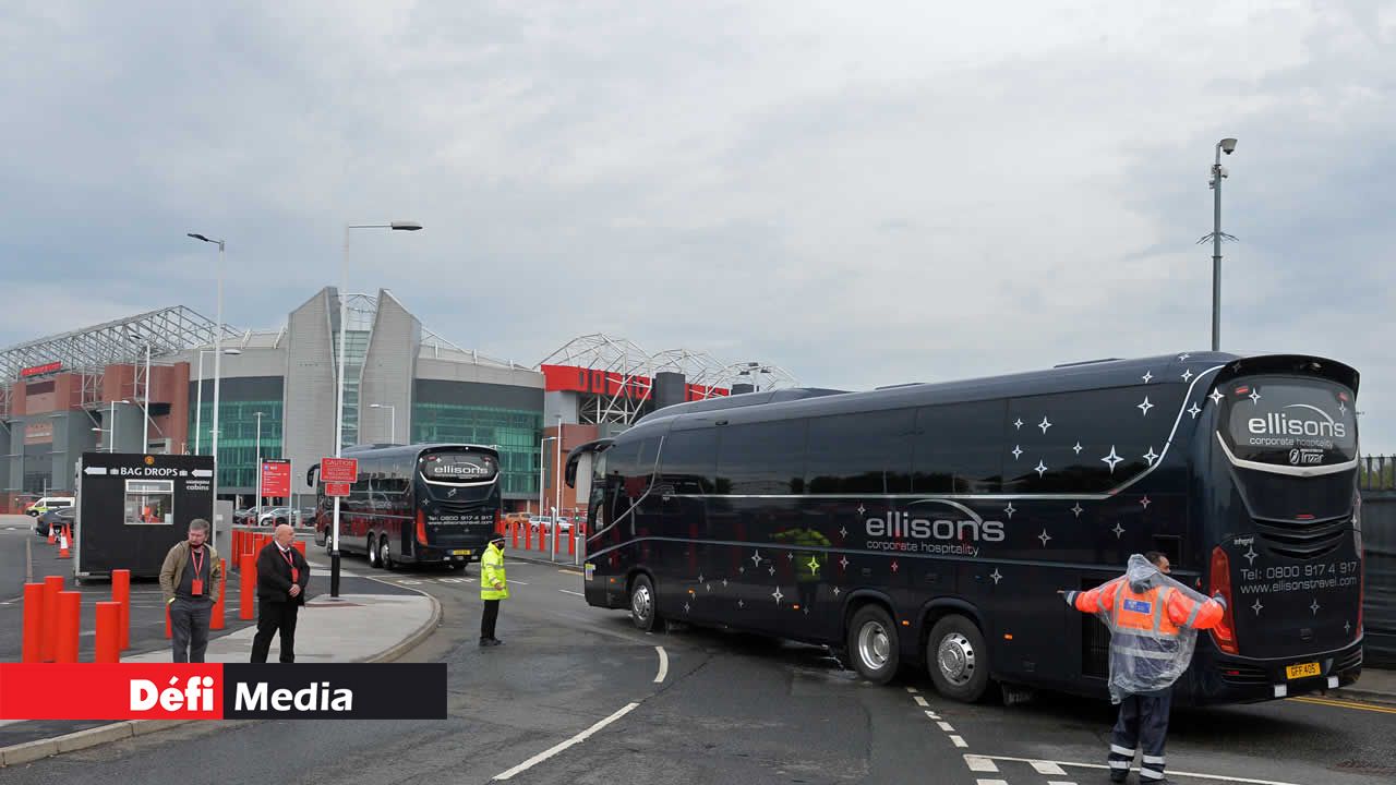 ? Le bus de Liverpool arrivant à Old Trafford avant le match contre Manchester United le 13 mai 2021 Protestation