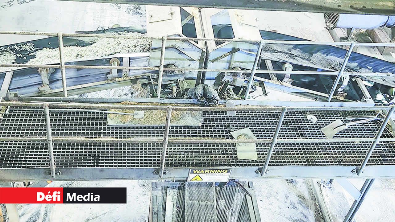 Le mélange de paille et de bagasse est ensuite acheminé vers les chaudières pour la combustion à une chaleur de plus de 1 000 degrés.