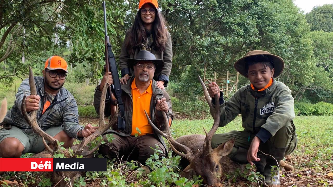 Anaida, debout derrière son père et ses deux frères.