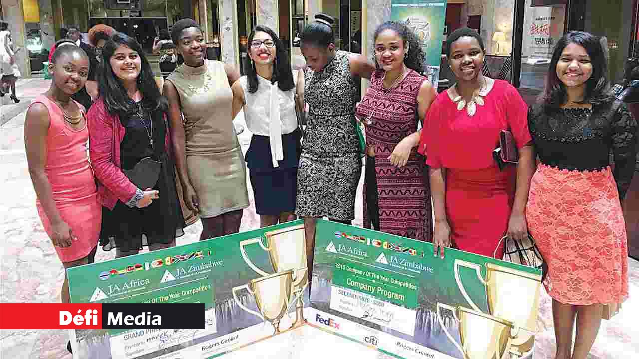 Mauritius Team and the representatives of Team Swaziland.