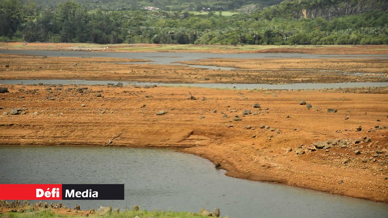 Le Midlands Dam, avec des étendues d’eau séparées par des terres sèches, ressemblant à un paysage désertique de la savane africaine.