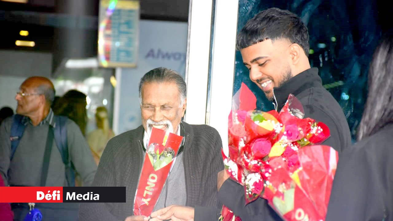 L’ancien ministre, Motee Ramdass, était aussi dans le groupe. L’ancien ministre, Motee Ramdass, était aussi dans le groupe.