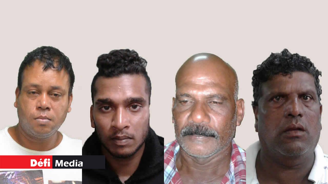 Poorun Doorgachun, Ravi Doorgachun, Runghun Govinden et Sanjay Rampertab.