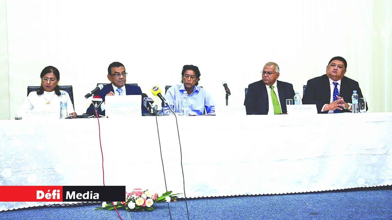 Fazila Jeewa-Daureeawoo, Ivan Collendavelloo, Nando Bodha, Mahen Jhugroo et Ken Fong.