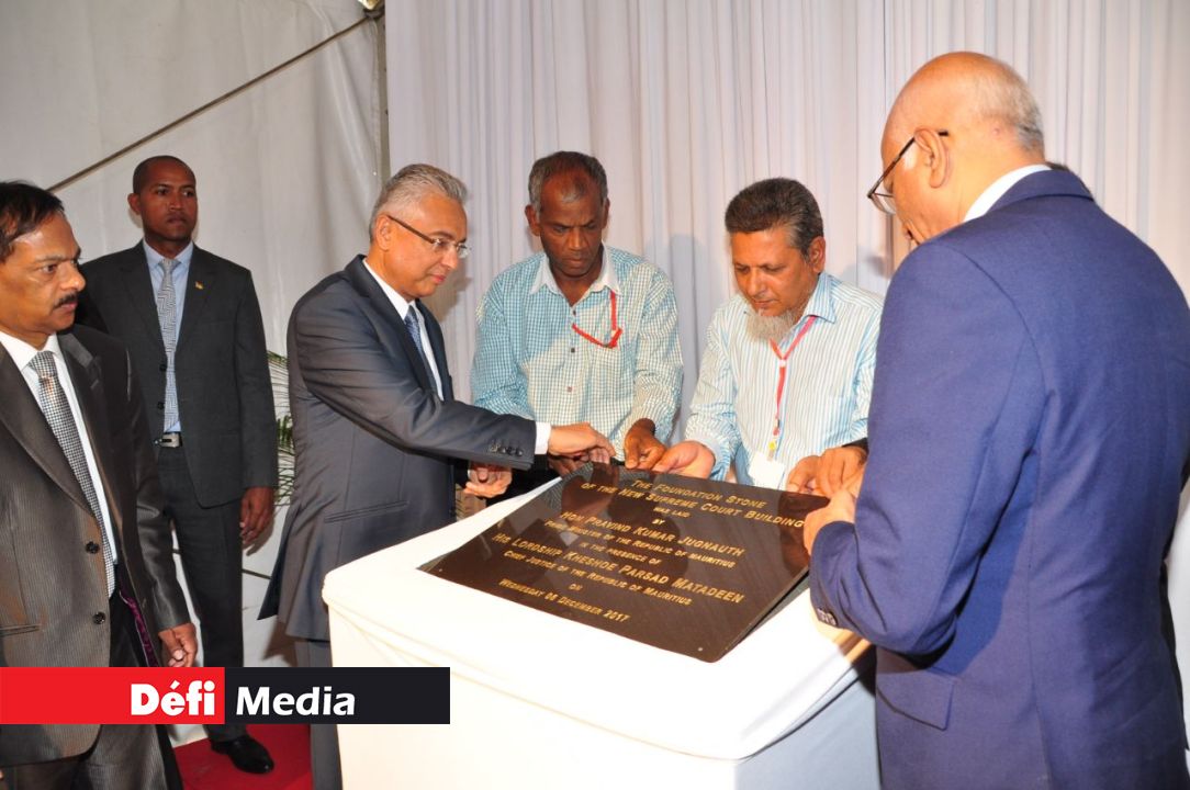 Pose de la première pierre de la future Cour suprême à la rue Edith Cavell, Port-Louis.