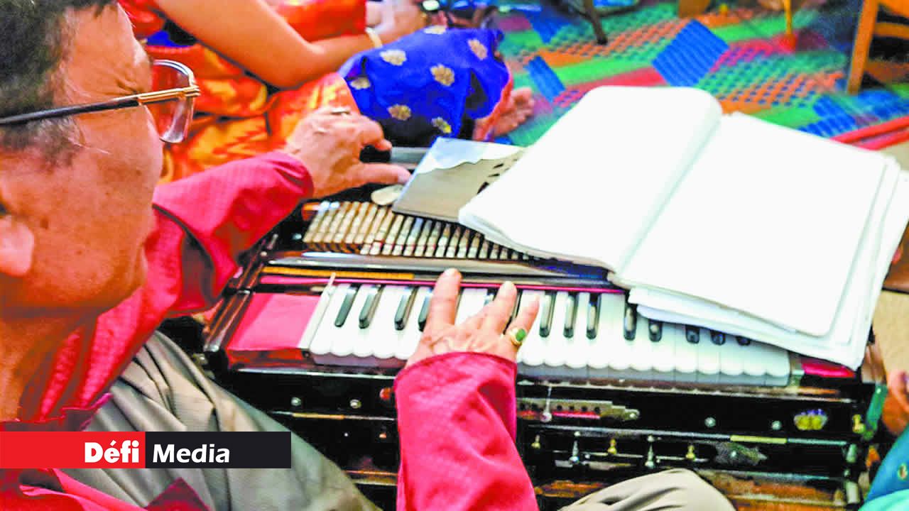 Les chants dévotionnels accompagnés des mélodies de l’harmonium.