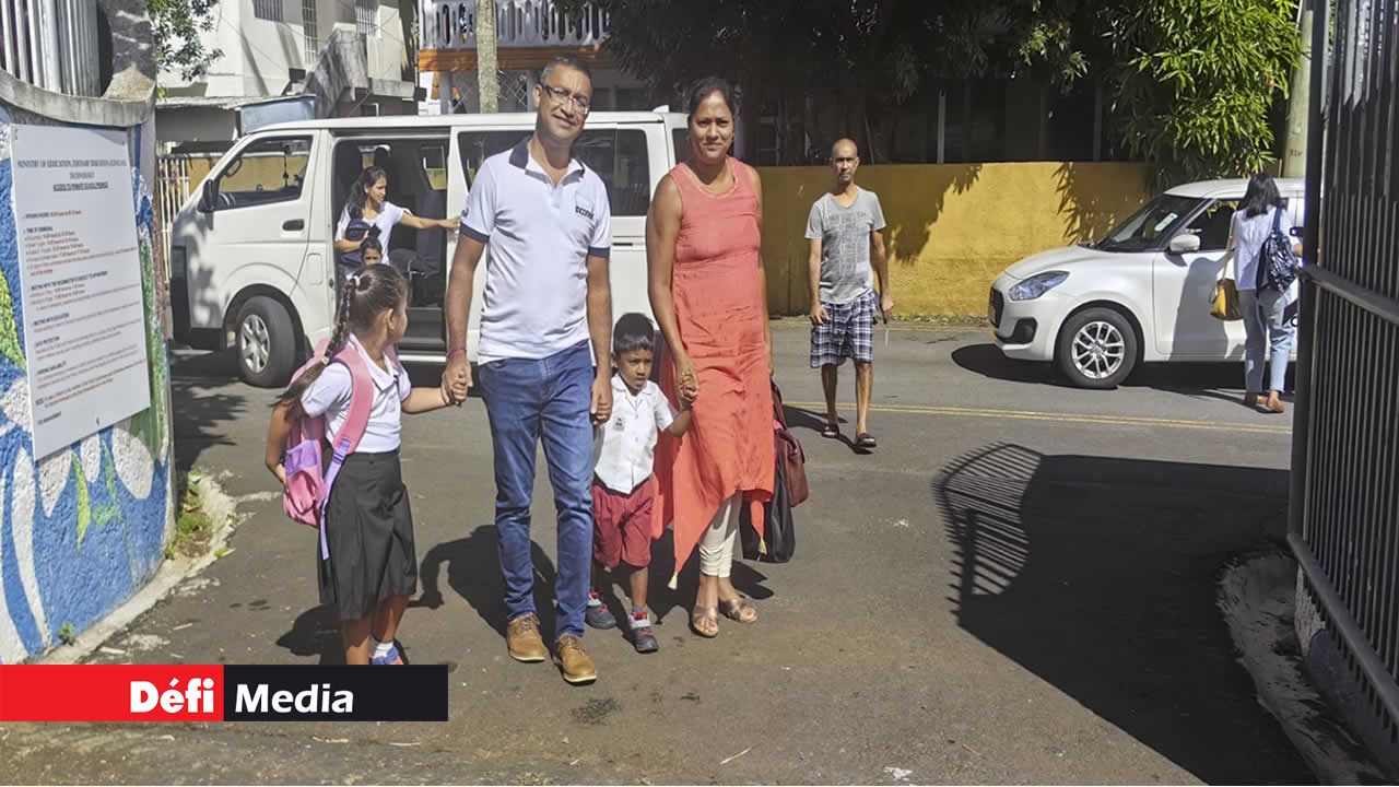 Ashvin et Rani Barah accompagnant leur fille Aadhya.