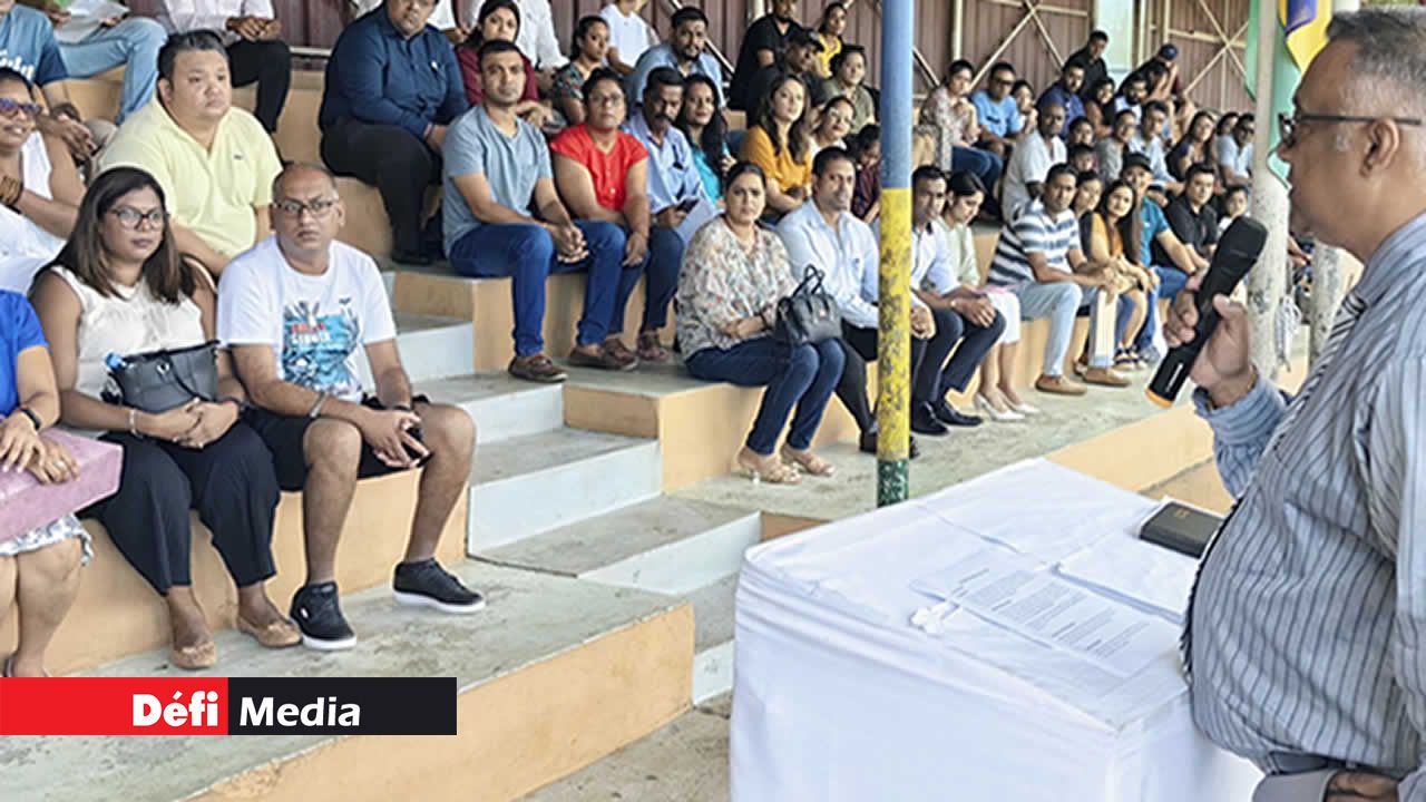 Les parents attentifs aux consignes du maître d’école de la SVR Govt School.