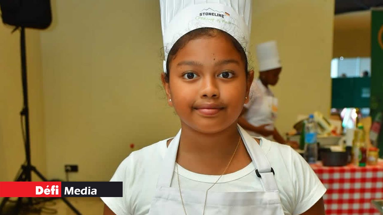 Jemima, satisfaite de ses plats.