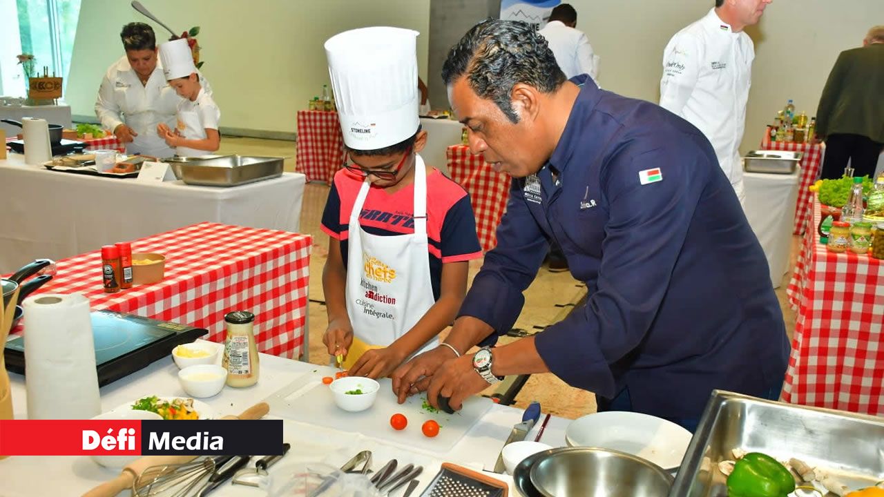 Le Chef Lalaina Ravelomanana donne un coup de pouce à Shaan.