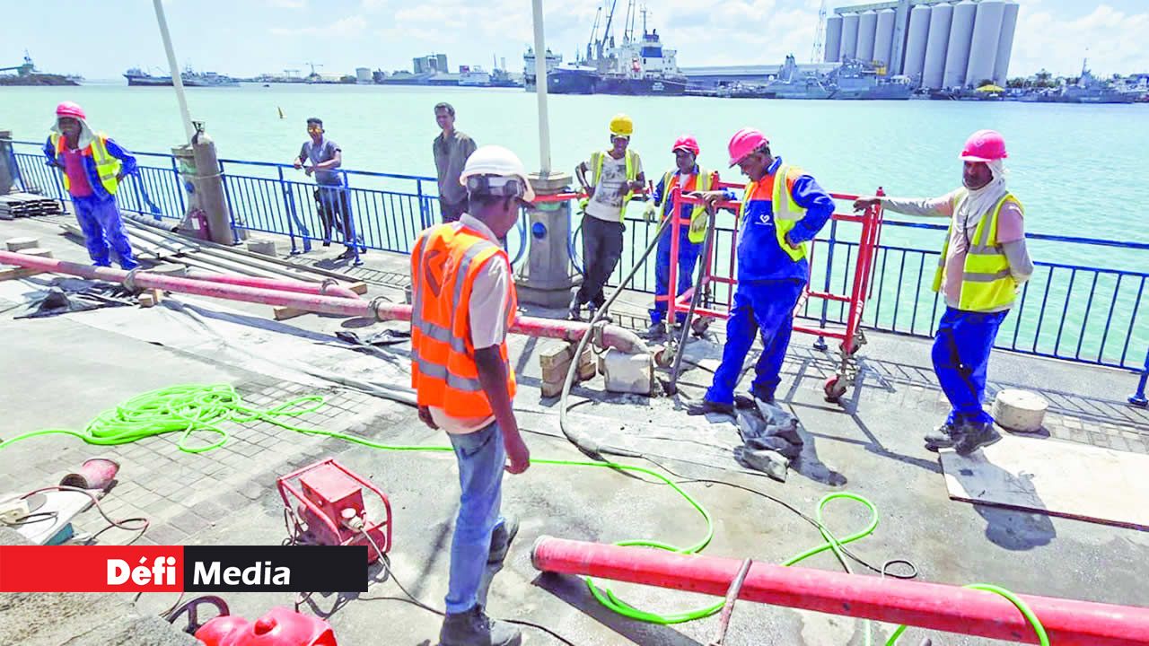 Des ouvriers à l’oeuvre au Caudan Waterfront. Des ouvriers à l’oeuvre au Caudan Waterfront.