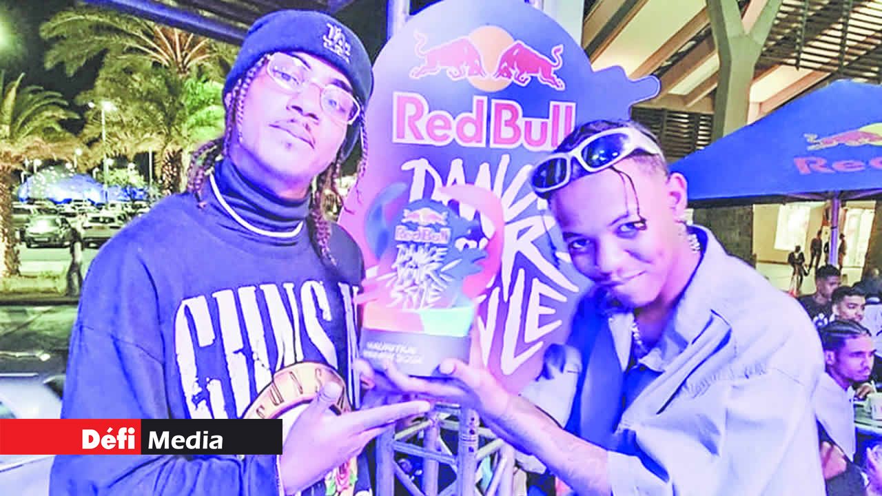 Williams Charlot, alias Akaza, aux côtés du champion 2023, Axel Aza.