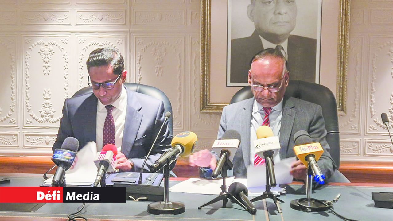 Le gouverneur Rama Sithanen et son First Deputy Governor, Rajeev Hasnah, face à la presse, vendredi.