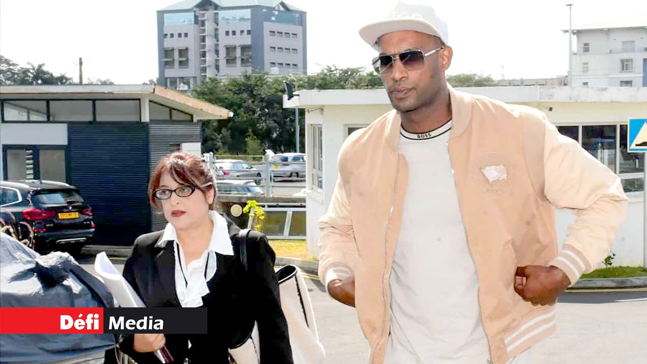 Steeven Mootoocurpen en compagnie de son avocate Me Nushumi Balgobin Khandhai à la FCC.