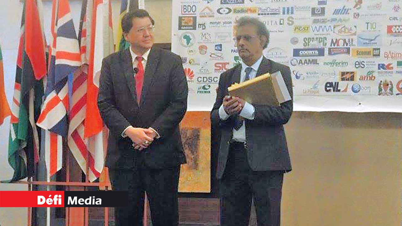 8th annual leadership award - Vice President of Mauritius Paramasivum Pillay Vyapoory and Tan Chee-Peng.