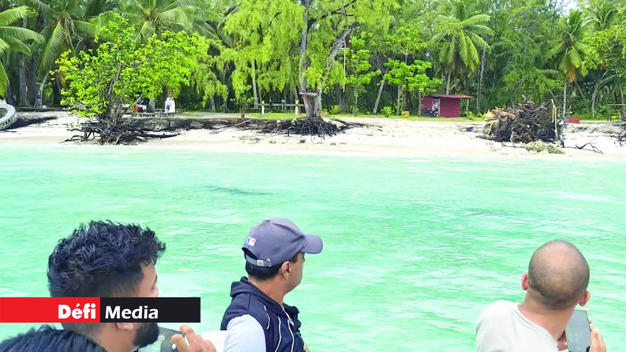 Le passage entre les deux îles de l’archipel s’effectue en bateau, dans une mer d’un bleu turquoise éclatant.