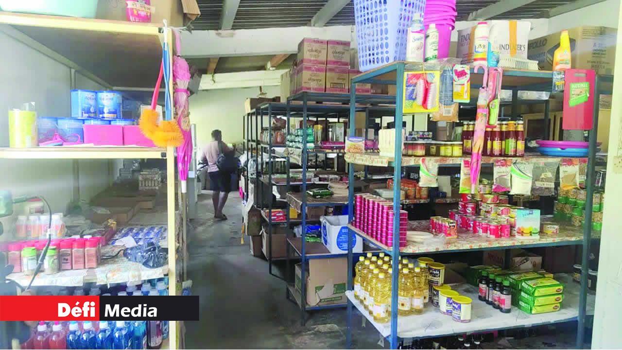 La boutique 25 est souvent le seul endroit où les habitants peuvent s’approvisionner sur l’île.