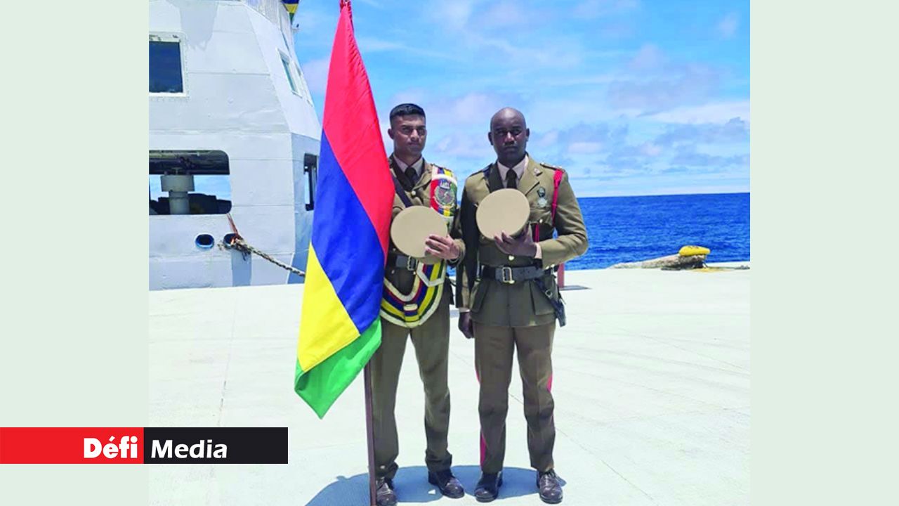 Dylan Thomas et Kunhalj Jayekurrun, deux membres de la Special Mobile Force, ont participé à la parade jeudi dernier.