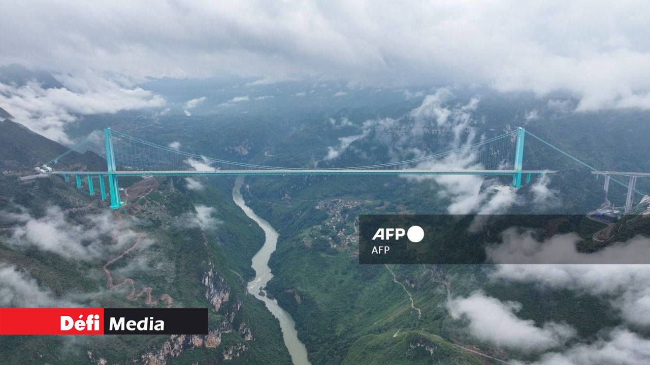 Le Huajiang Grand Canyon Bridge, le plus haut du monde, est aperçu dans la province du Guizhou, au sud-ouest de la Chine, le 27 septembre 2025.
