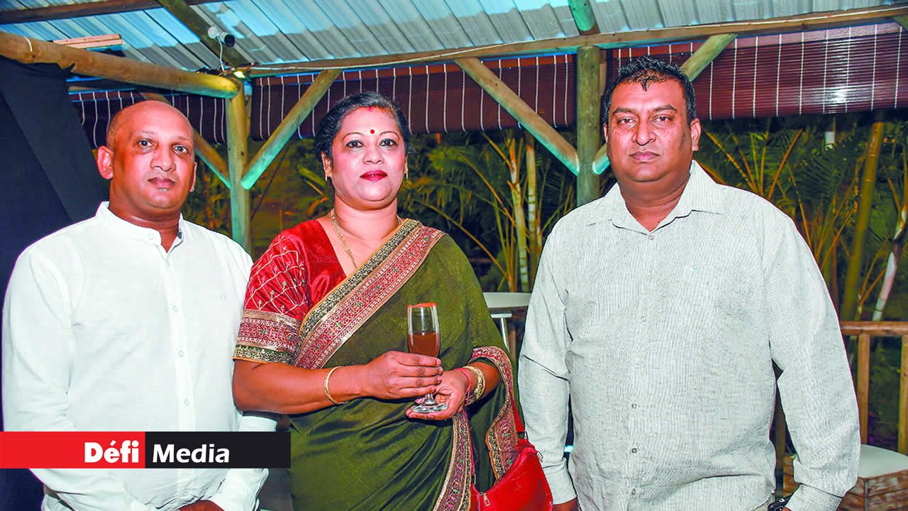 Arvin Panchoo, guide touristique chez One Stop Tours, aux côtés de Devina Ramphull, directrice de Rich Holiday Travel, et de Jaylen Narayadu, tour-opérateur chez One Stop Tours. Arvin Panchoo, guide touristique chez One Stop Tours, aux côtés de Devina Ramphull, directrice de Rich Holiday Travel, et de Jaylen Narayadu, tour-opérateur chez One Stop Tours.