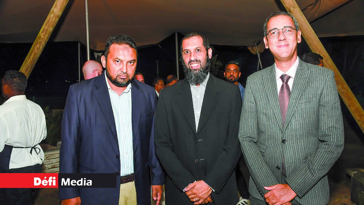 Ryad Hullamuth, Former Acting Rector et traducteur d’arabe, Hisham Rojoa, expert en télécom de Storm Edge, et Osman Mahomed, ministre des Transports terrestres. Ryad Hullamuth, Former Acting Rector et traducteur d’arabe, Hisham Rojoa, expert en télécom de Storm Edge, et Osman Mahomed, ministre des Transports terrestres.