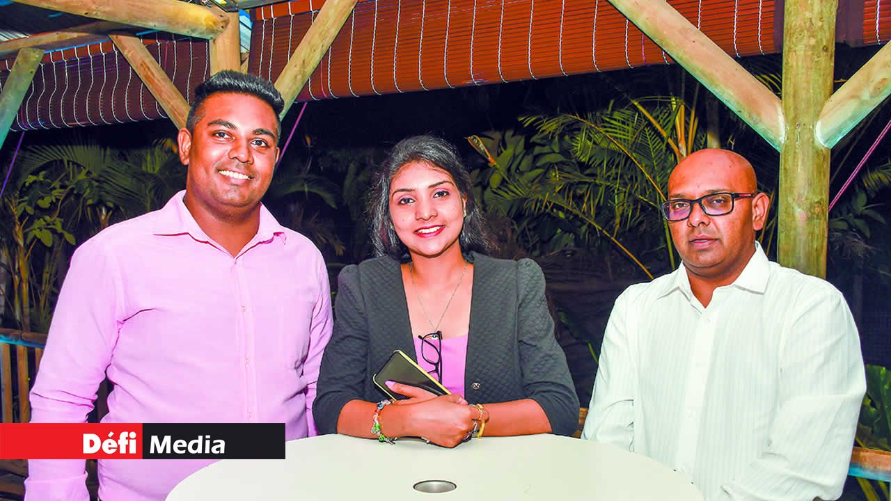 Vinayagem Ponoosamy et Mehess Purvashi, respectivement Managing Director et secrétaire de Flamboyant Travel & Tours, en compagnie de Sunil Ramessur, directeur de DR Transport Ltd. Vinayagem Ponoosamy et Mehess Purvashi, respectivement Managing Director et secrétaire de Flamboyant Travel & Tours, en compagnie de Sunil Ramessur, directeur de DR Transport Ltd.