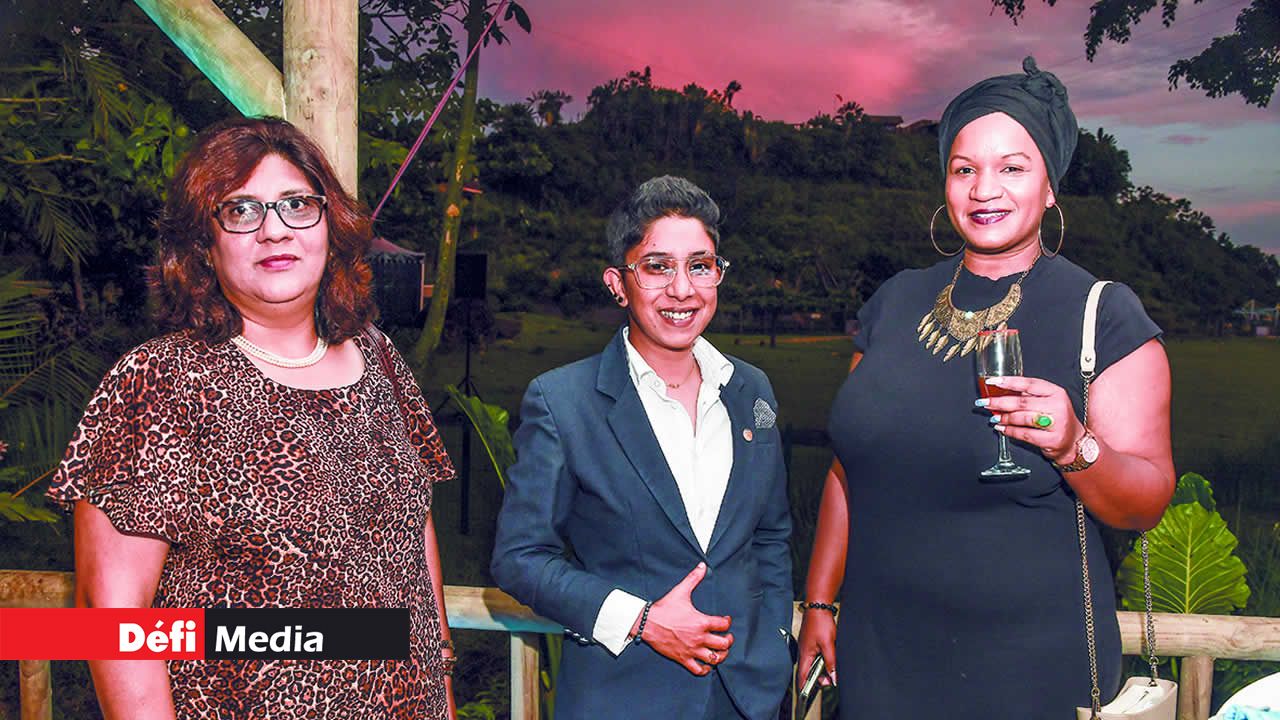 Sandhya Khadun Devasagayaum, directrice de Travel Designer DMC, en compagnie de la Chef Yu, formateur culinaire du Groupe Attitude Hotels, et de Nehemie Gentil, Content creator chez Horizon Holidays. Sandhya Khadun Devasagayaum, directrice de Travel Designer DMC, en compagnie de la Chef Yu, formateur culinaire du Groupe Attitude Hotels, et de Nehemie Gentil, Content creator chez Horizon Holidays.
