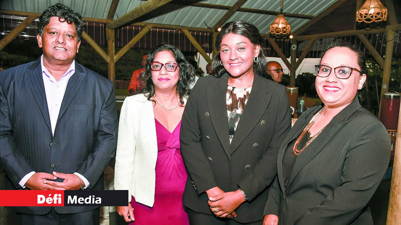 Robin Ramhit, Tourism Promotion Manager, Belinda Udhin et Joan Lamy, toutes deux Tourism Promotion Officers au sein de la MTPA, ainsi que Manuella Invulnerable, Business Relations Officer à Vallé Advenature Park. Robin Ramhit, Tourism Promotion Manager, Belinda Udhin et Joan Lamy, toutes deux Tourism Promotion Officers au sein de la MTPA, ainsi que Manuella Invulnerable, Business Relations Officer à Vallé Advenature Park.