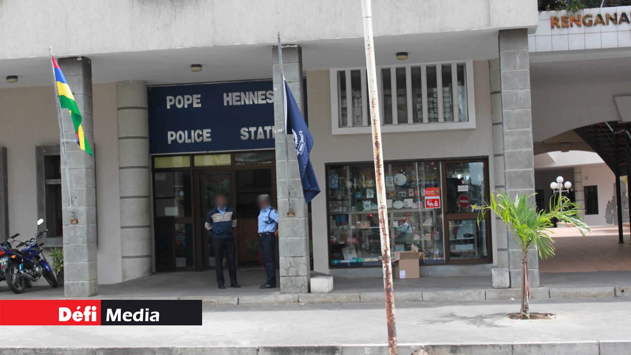 Police de Pope-Hennessy