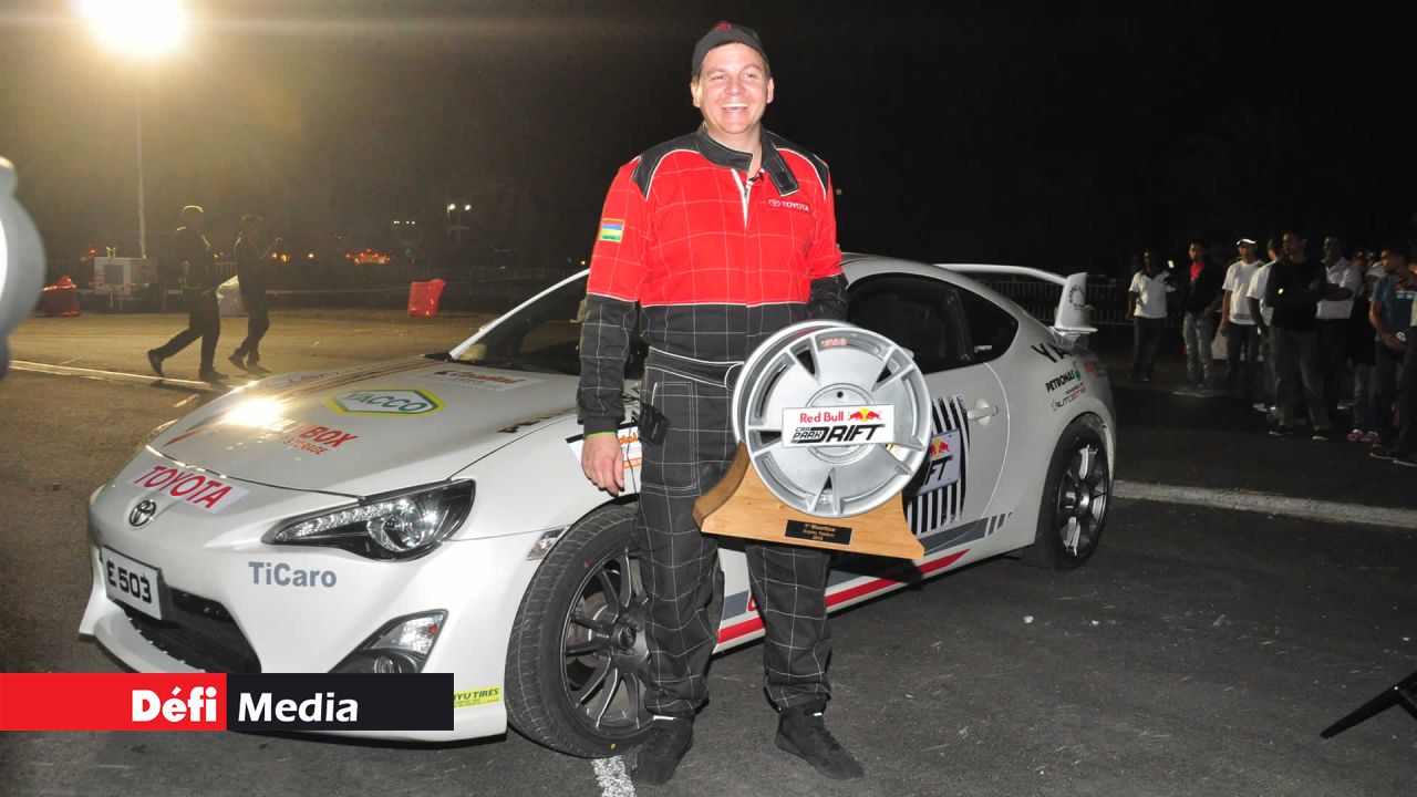 Emmanuel posant fièrement avec son trophée.