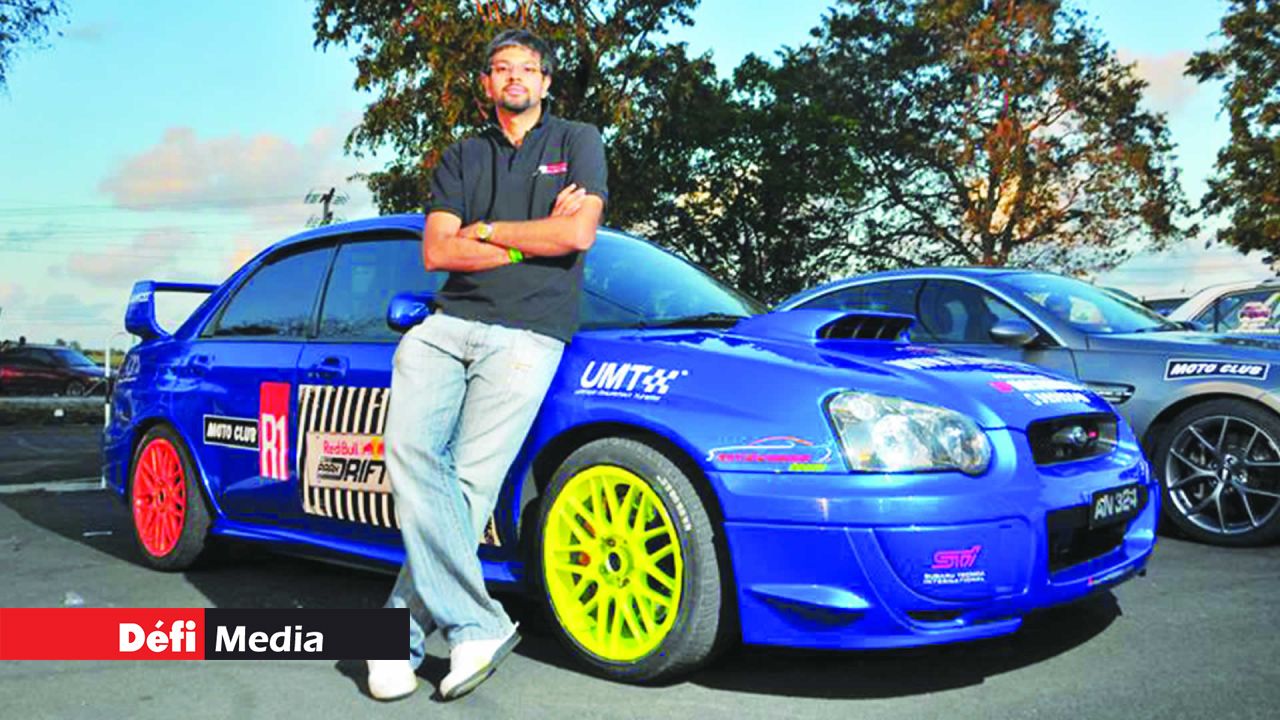 Miheer Nunkoo pratique le drift avec une voiture équipée de quatre roues motrices.