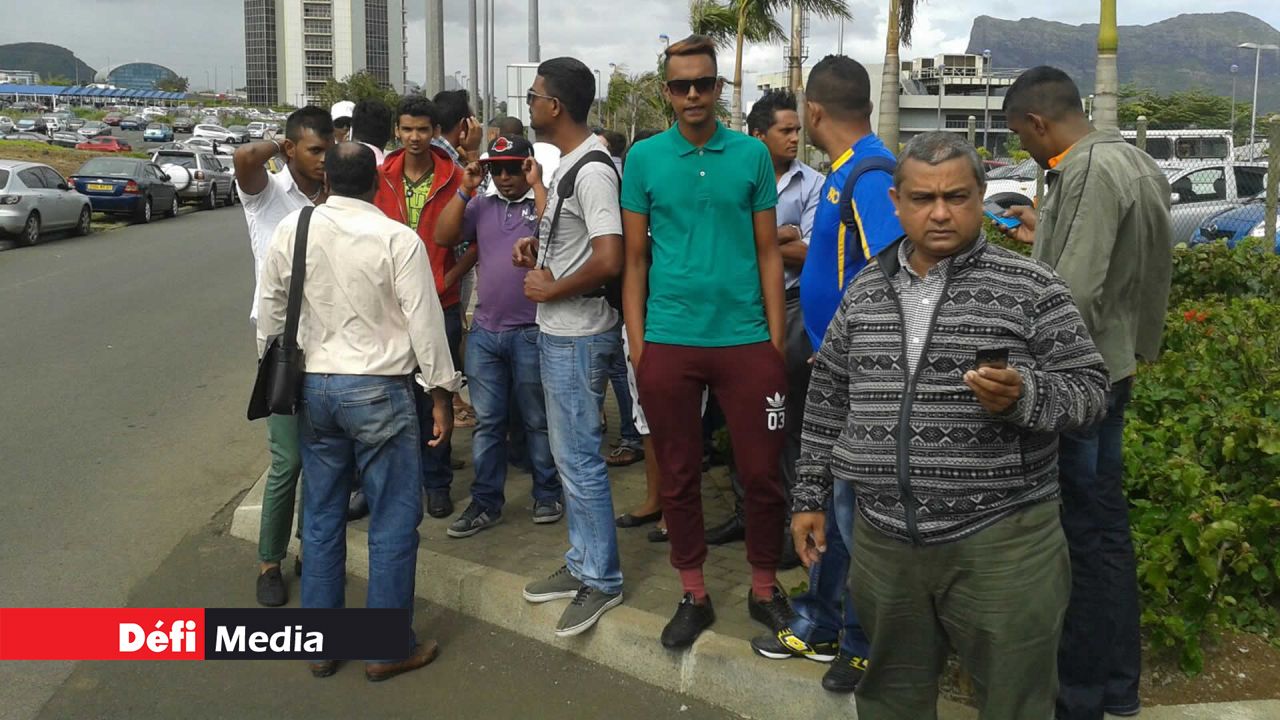 Des licenciés de Courts et le syndicaliste Reeaz Chuttoo devant le SICOM Tower à Ebène ce mercredi matin
