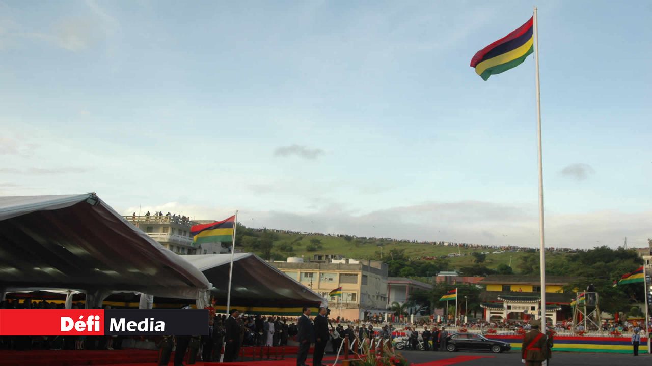 Le quadricolore mauricien flotte fièrement lors des cérémonies officielles